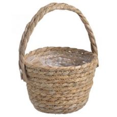 Košík pletený z trávy