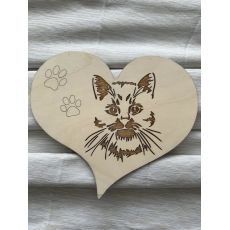 Dřevěná dekorace s kočkou ve tvaru srdce