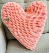 Háčkovaný polštářek srdce lososová
